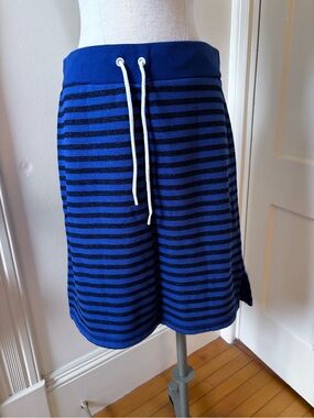 Women’s T by Talbots blue and black terry cloth skirt.